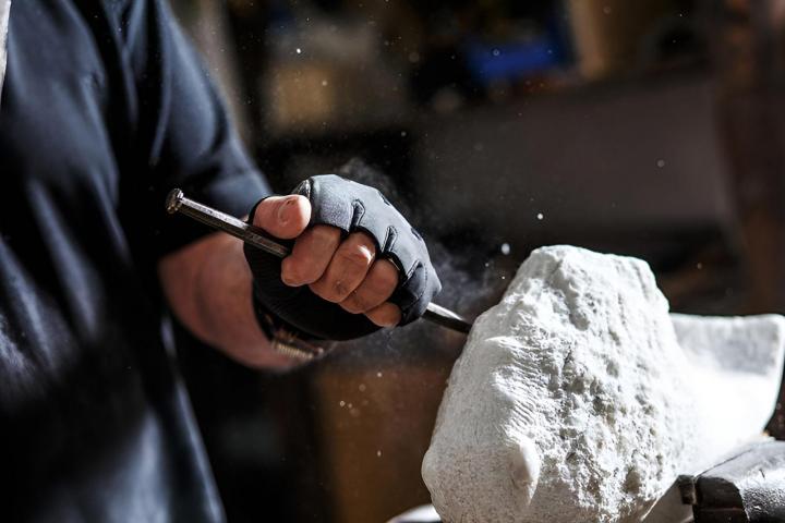 Nous sculptons la pierre avec précision pour des réalisations uniques.